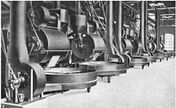 写真:ガスを燃料とするイデアル・ラピド焙煎機を多数設置した焙煎工場(ドイツ)。1900年代初頭。 All About Coffee 1922年より。