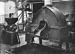 1893年アメリカ初の直火ガスコーヒー焙煎機Tupholme machines。 動力は蒸気エンジンとベルト