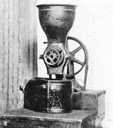初期の電動コーヒー・ミル Electric Coffee Mill(電動モーターとベルトを使用)。All About Coffee 1922年より。